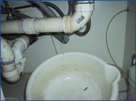 Нарушение герметичности соединения труб канализации