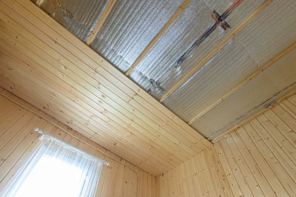 Как сделать потолок в частном доме своими руками? Способы отделки.